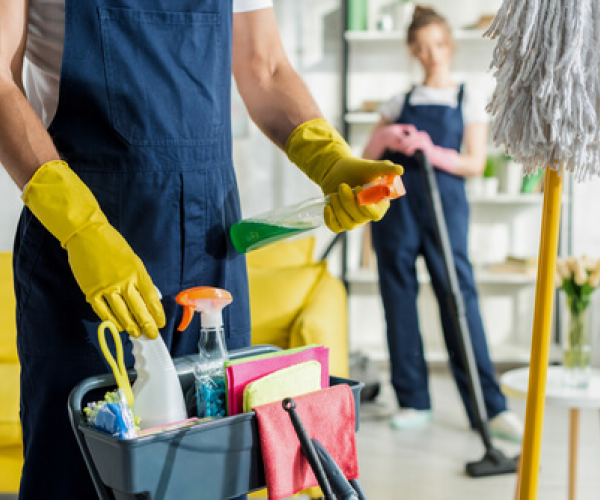 Güler yüzlü temizlik ekibi